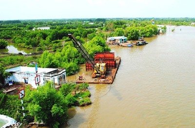 Rise in sea levels is a constant threat to the coast line of Ca Mau Province (Photo: SGGP) Rise in sea levels is a constant threat to the coast line of Ca Mau Province (Photo: SGGP)